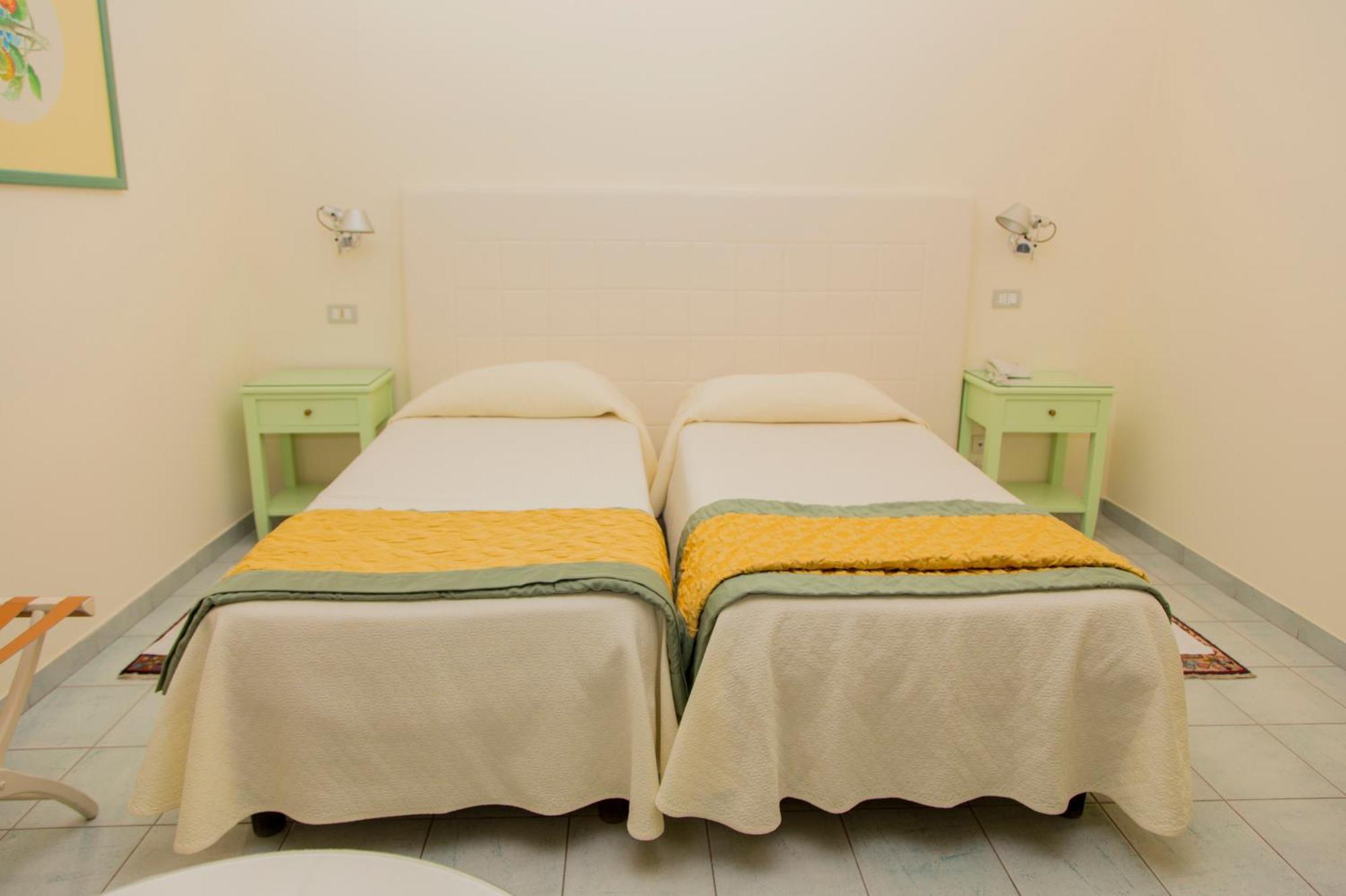 Hotel Il Mulino Capo dʼOrlando Екстериор снимка