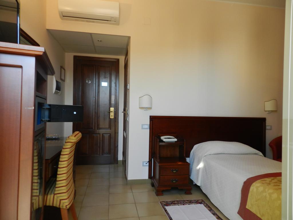 Hotel Il Mulino Capo dʼOrlando Екстериор снимка